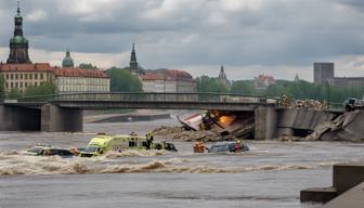 Teile von Dresdner Brücke in Elbe eingebrochen